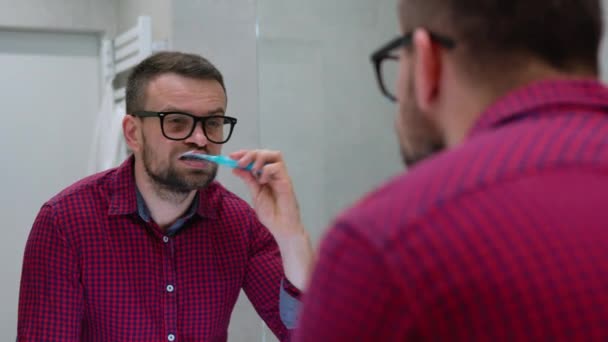 Pohledný Vousatý Muž Ráno Čistit Zuby Koupelně Postavení Předním Zrcadla — Stock video