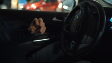Adam sokakta park için kendiliğinden otopark otomatik pilot kullanarak yenilikçi otomatik araba sürüş