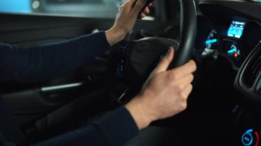 Adam sokakta park için kendiliğinden otopark otomatik pilot kullanarak yenilikçi otomatik araba sürüş