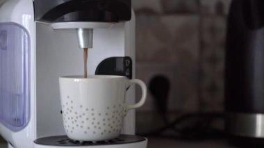 Ev kapsül kahve makinesi bir fincan taze kahve hazırlar. Yemek sonunda Buhar bulutu