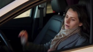 Arabası bozuldu çünkü kadın kızgın ve üzgündüm. O arabadan gets