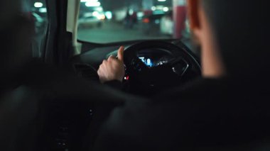 Adam bir emniyet kemeri bağlamamak ve park yerinin sürüş uzakta sürüş başlar