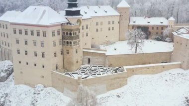 Havadan görünümü oh tarihi Rönesans kale Pieskowa Skala Polonya Krakow yakınındaki kış aylarında