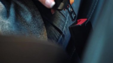 El araba emniyet kemeri sürüş önce araç içinde otururken tespit etmek