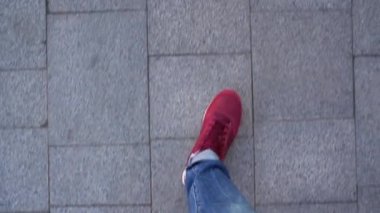 Üstten Görünüm kaldırım boyunca gitmek, spor ayakkabı erkek bacak Boots kadın bacakları karşılamak ve beraber yürüyelim
