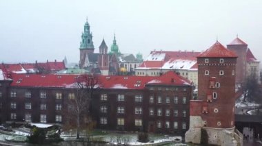 Kışın hava görünümünü Wawel royal Castle ve Katedrali. Polonya