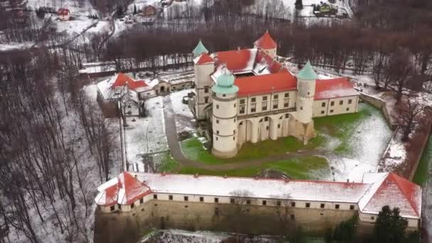 Вид с высоты замка в Новом Виснице зимой, Польша. Съемка на различных скоростях: нормальная и ускоренная — стоковое видео