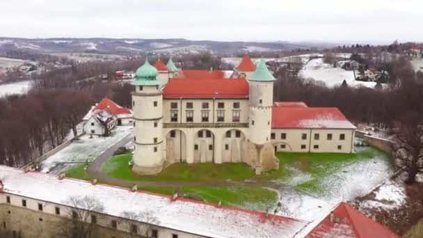 Widok z wysokości na zamku w nowym Wisniczu zimą, Polska. Nakręcony przy różnych prędkościach: normalne i przyspieszone — Wideo stockowe