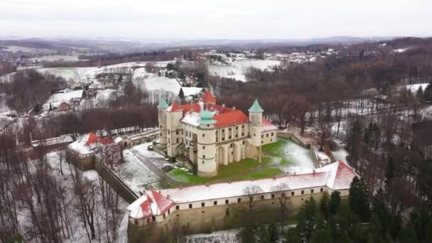 Nowy Wisnicz kalede yükseklikten kışın, Polonya görüntüleyin. Hızlandırılmış video — Stok video