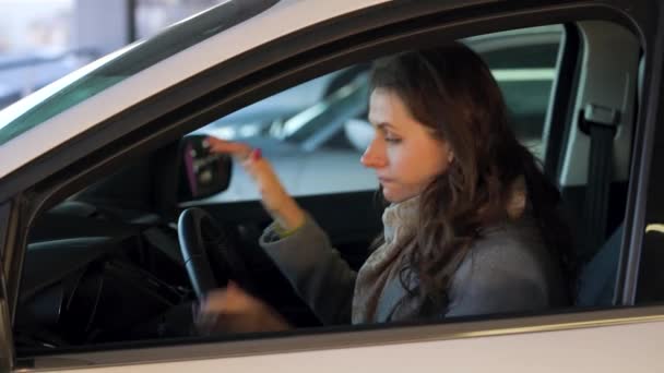 女人在方向盘上很生气, 也很不安, 因为她的车抛锚了 — 图库视频影像
