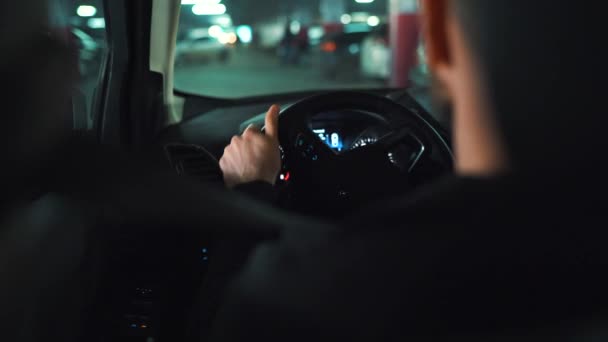 Adam bir emniyet kemeri bağlamamak ve park yerinin sürüş uzakta sürüş başlar — Stok video