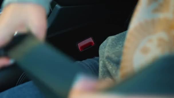 Fijación de la mano femenina del cinturón de seguridad del automóvil mientras está sentado dentro del vehículo antes de conducir — Vídeos de Stock