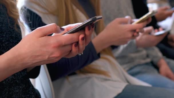 Группа людей использует мобильные телефоны в кафе вместо того, чтобы общаться друг с другом — стоковое видео