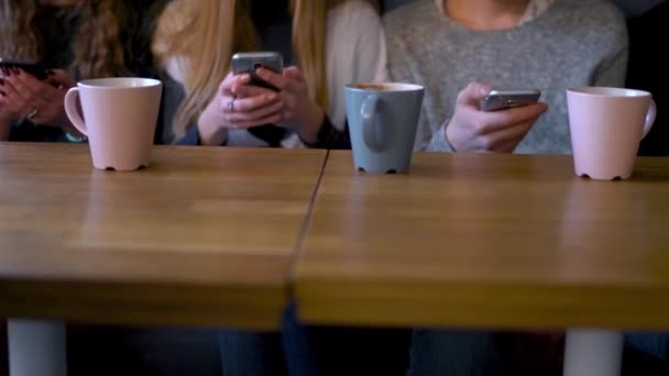 Grupp människor använder mobiltelefoner på ett kafé i stället för att kommunicera med varandra — Stockvideo