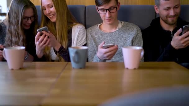 Ομάδα ανθρώπων που χρησιμοποιούν τα κινητά τηλέφωνα σε ένα καφέ αντί να επικοινωνούν μεταξύ τους — Αρχείο Βίντεο