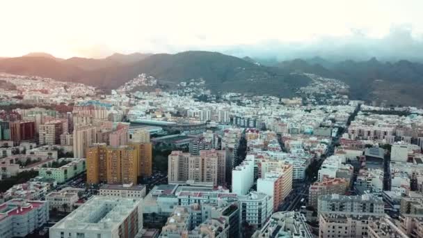 Vista desde la altura de la ciudad de Santa Cruz de Tenerife en la costa atlántica. Tenerife, Islas Canarias, España — Vídeos de Stock
