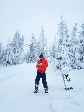 Snowboard dron pateni bir ara sırasında kontrol eder