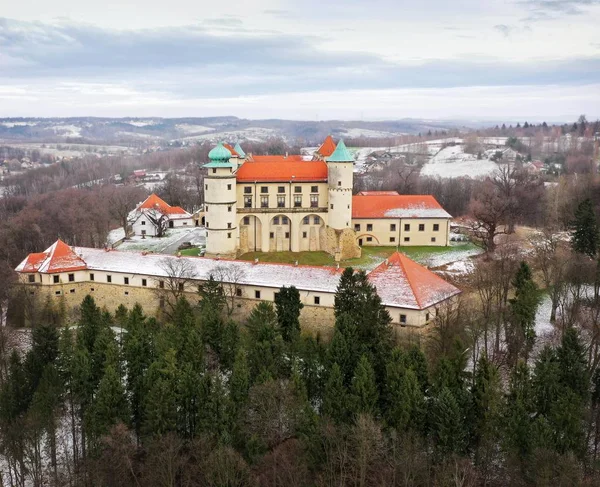 Melihat dari ketinggian kastil di Nowy Wisnicz di musim dingin, Po — Stok Foto