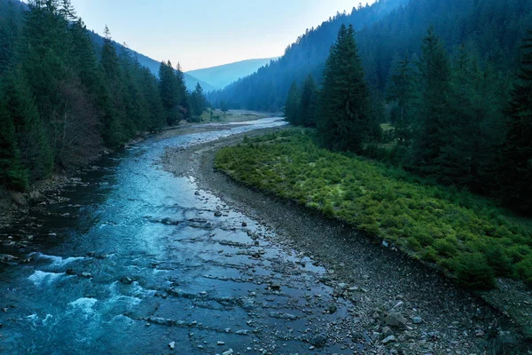 Picturesque mountain river close-up. Pegunungan Carpathian — Stok Foto