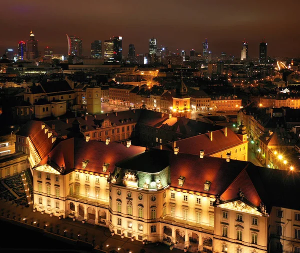 Pemandangan udara kastil kerajaan di kota tua di malam hari, Warsawa — Stok Foto