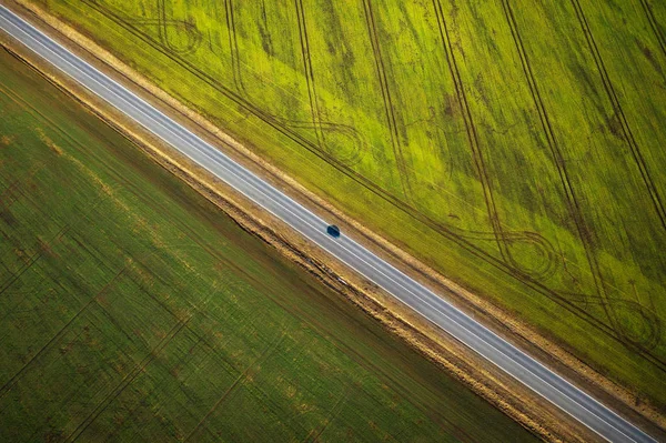 Utsikt från höjden på bilen kör längs en lantlig väg mell — Stockfoto