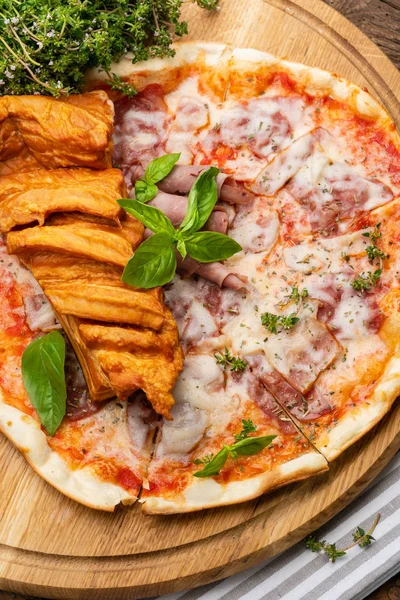 Hot pizza italiana fatta in casa — Foto Stock