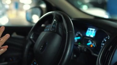 Adam sokakta park için kendiliğinden otopark otomatik pilot kullanarak yenilikçi otomatik araba sürüş