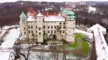 Nowy Wisnicz kalede yükseklikten kışın, Polonya görüntüleyin. Hızlandırılmış video