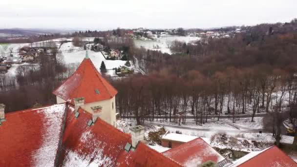 Vista desde la altura del castillo en Nowy Wisnicz en invierno, Polonia. Vídeo acelerado — Vídeo de stock