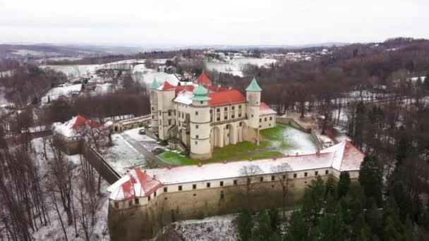 Widok z wysokości na zamku w nowym Wisniczu zimą, Polska — Wideo stockowe