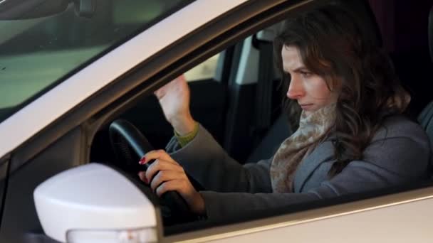 Γυναίκα είναι θυμωμένος και αναστατωμένος για το τιμόνι, γιατί το αυτοκίνητό της χάλασε — Αρχείο Βίντεο