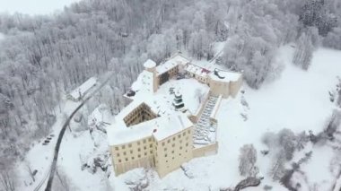 Havadan görünümü oh tarihi Rönesans kale Pieskowa Skala Polonya Krakow yakınındaki kışın. Çeşitli hızlarda filme: normal ve hızlandırılmış
