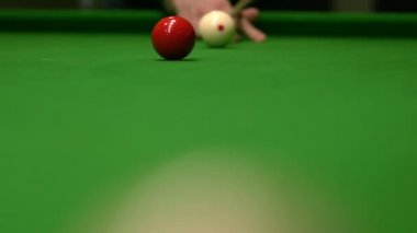 Snooker 'ın bilardo masasındaki çekimlerine yakın çekim