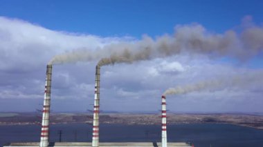 Havzanın yakınındaki kırsal manzara içinde büyük bacalar ile eski termoelektrik bitkinin havadan görünümü