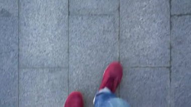 Kırmızı spor ayakkabılar kaldırım boyunca yürürken bacaklarda mens Üstten Görünüm