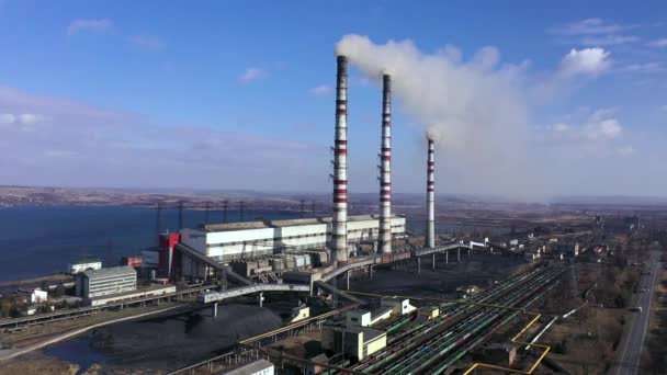 Vista aérea de una antigua planta termoeléctrica con grandes chimeneas en un paisaje rural cerca del embalse — Vídeos de Stock