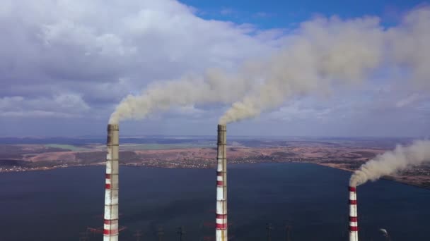 Luchtfoto van oude Thermo-elektrische plant met grote schoorstenen in een landelijke omgeving in de buurt van het reservoir — Stockvideo