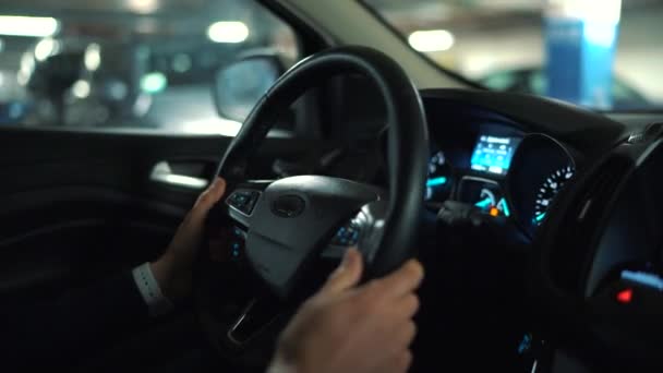 Чоловік за кермом в інноваційному автоматизованому автомобілі використовує автостоянку для паркування на вулиці — стокове відео
