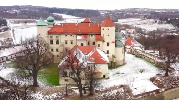 Vista desde la altura del castillo en Nowy Wisnicz en invierno, Polonia. Filmado a varias velocidades: normal y acelerado — Vídeo de stock