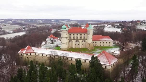 Вид с высоты замка в Новом Виснице зимой, Польша — стоковое видео
