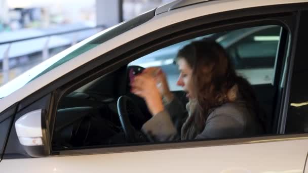 Mujer está enojada y molesta en el volante, porque su coche se rompió — Vídeo de stock