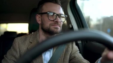 Güneşli havalarda sokakta bir araba bardaklarda memnun sakallı adam