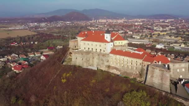 Vista aérea del castillo medieval Palanok, Mukachevo, Transcarpatia, Ucrania — Vídeo de stock