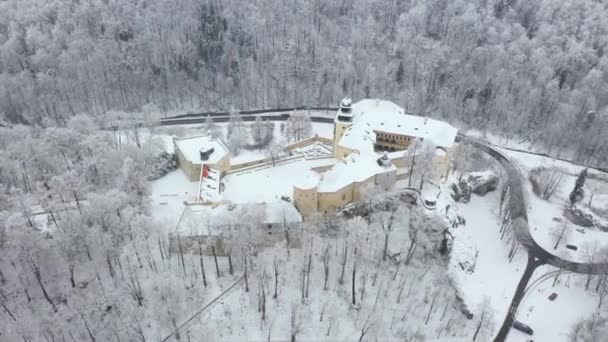 Flygfoto oh historiska renässans slottet Pieskowa Skala nära Krakow i Polen i vinter — Stockvideo