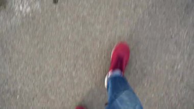 Kırmızı spor ayakkabıları asfaltta yürürken bacaklarda mens üstten görünüm
