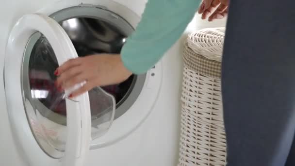 Mulher recebe roupa da máquina de lavar roupa — Vídeo de Stock