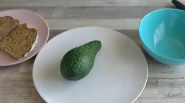 Zaman atlamalı avokado yemek tost - avokado ve hamuru almak, bu doğrayın ve ekmek üzerine koydu. Sağlıklı vejetaryen Kahvaltı