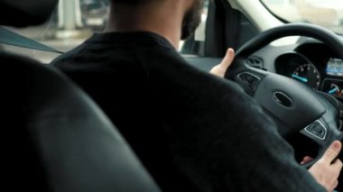 Adam araba park yeri boyunca sürüş ve Parkı veya uzakta sürüş bir yer arıyor