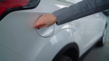 Bir benzin istasyonu closeup, onun arabasına benzin kadın doldurur