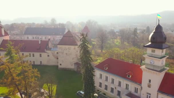 Vista aérea do centro histórico de Zhovkva, região de Lviv, Ucrânia. Tiro com drone — Vídeo de Stock